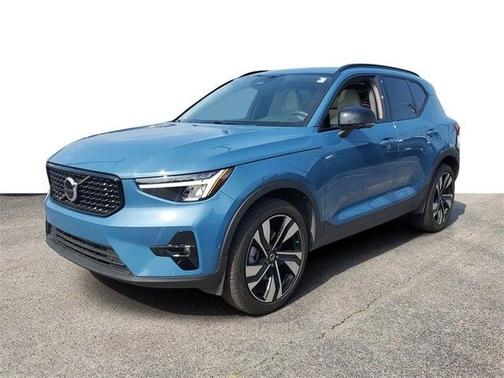 2023 Volvo XC40 B5 Plus Dark Theme
