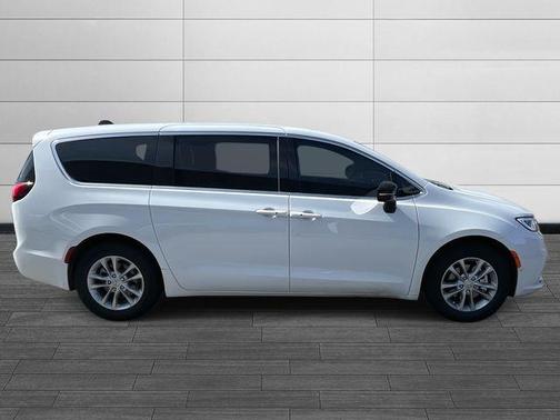 Bright White Clearcoat 2026 Chrysler Pacifica Select