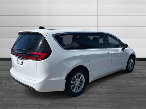 Bright White Clearcoat 2026 Chrysler Pacifica Select