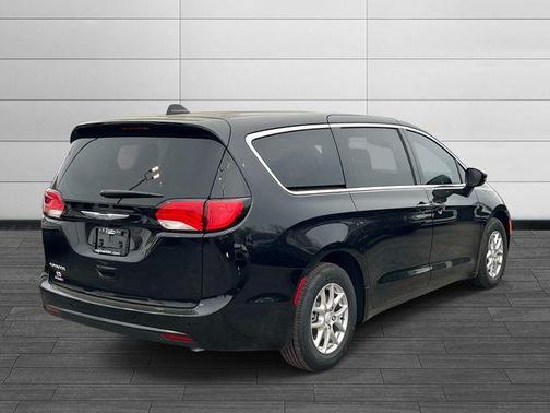 Diamond Black 2026 Chrysler Pacifica Select
