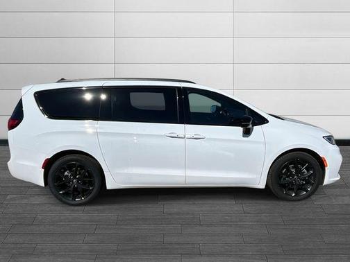 Bright White Clearcoat 2026 Chrysler Pacifica Select
