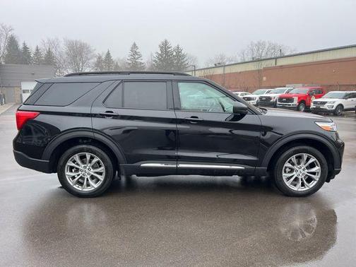 AGATE BLACK METALLIC 2022 Ford Explorer XLT