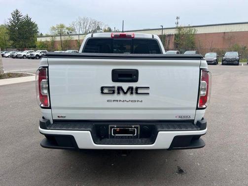 Summit White 2022 GMC Canyon Elevation