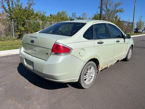Green 2010 Ford Focus SE