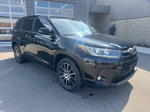 Midnight Black Metallic 2017 Toyota Highlander SE