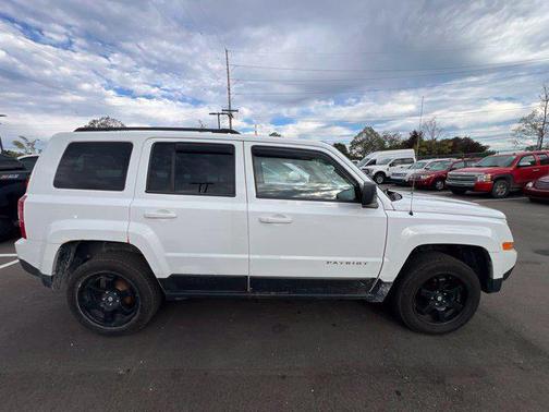 Bright White Clearcoat 2014 Jeep Patriot Latitude