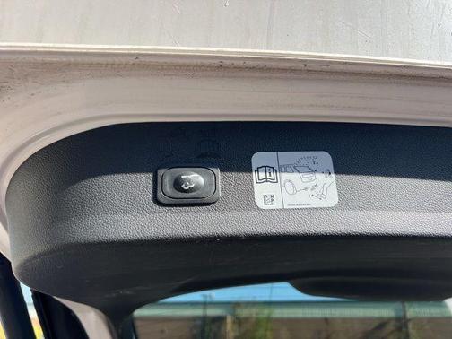 WHITE PLATINUM MET TRI-COAT 2018 Ford Escape Titanium