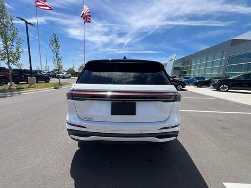 WHITE PLATINUM MET 3C 2024 Lincoln Nautilus Reserve