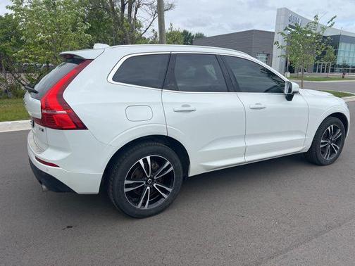 Crystal White Metallic 2020 Volvo XC60 T5 Momentum