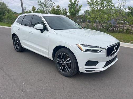 Crystal White Metallic 2020 Volvo XC60 T5 Momentum