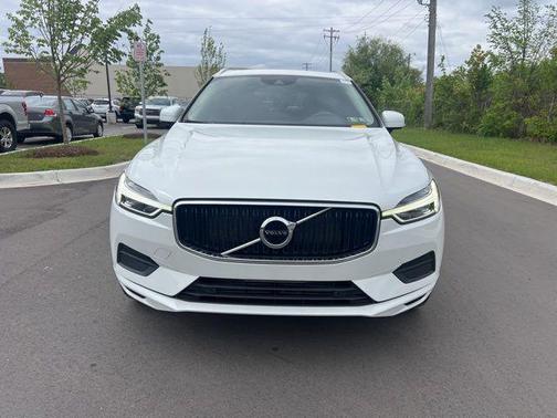 Crystal White Metallic 2020 Volvo XC60 T5 Momentum