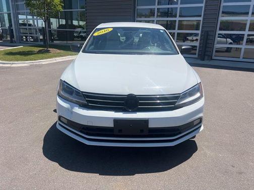 Pure White 2016 Volkswagen Jetta 1.8T Sport