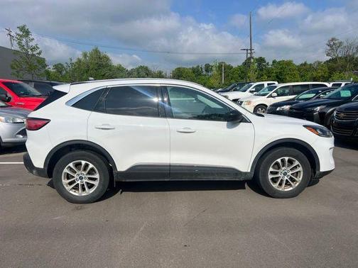 OXFORD WHITE 2022 Ford Escape SE