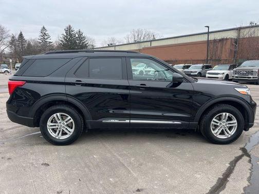 AGATE BLACK METALLIC 2022 Ford Explorer XLT