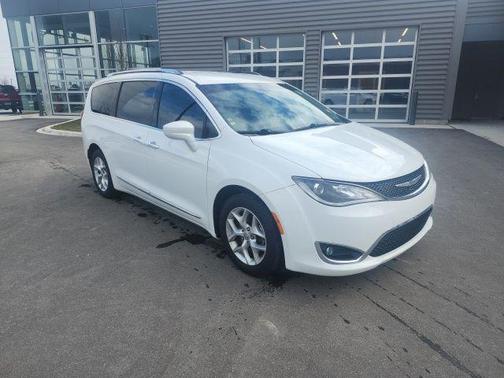 Bright White Clearcoat 2017 Chrysler Pacifica Touring-L