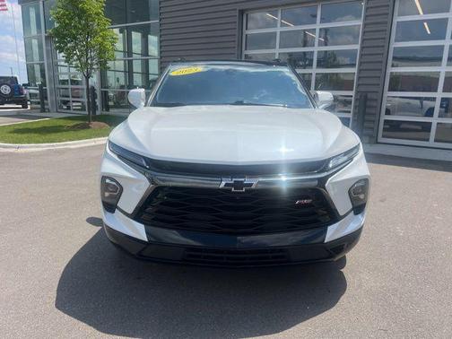 Iridescent Pearl Tricoat 2023 Chevrolet Blazer RS