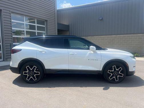 Iridescent Pearl Tricoat 2023 Chevrolet Blazer RS