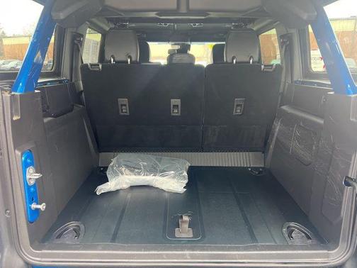 VELOCITY BLUE METALLIC 2024 Ford Bronco Big Bend