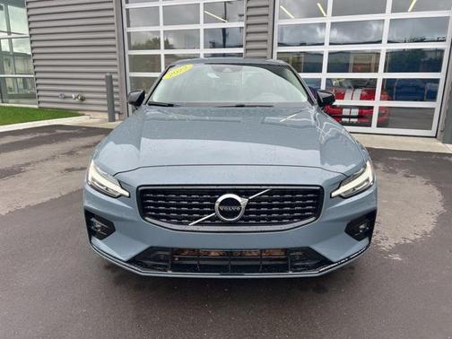 2022 Volvo S60 T5 Momentum