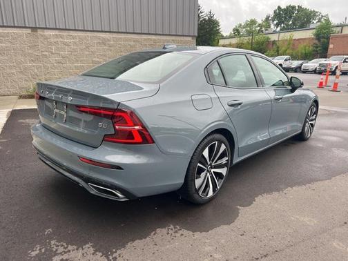 2022 Volvo S60 T5 Momentum