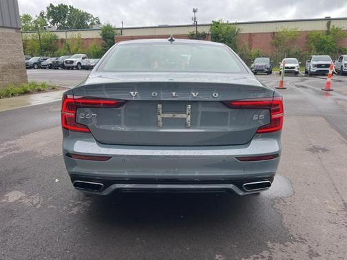 2022 Volvo S60 T5 Momentum