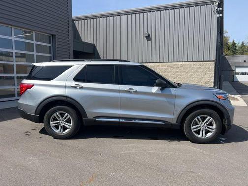 ICONIC SILVER METALLIC 2021 Ford Explorer XLT