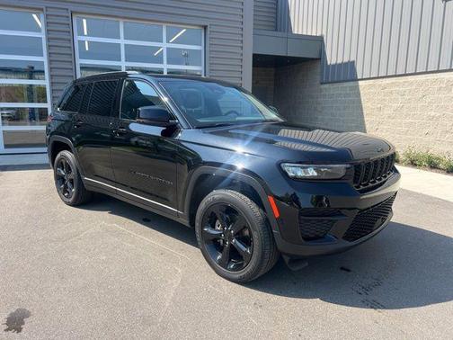 Diamond Black Crystal Pearlcoat 2022 Jeep Grand Cherokee Altitude