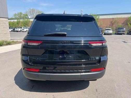 Diamond Black Crystal Pearlcoat 2022 Jeep Grand Cherokee Altitude