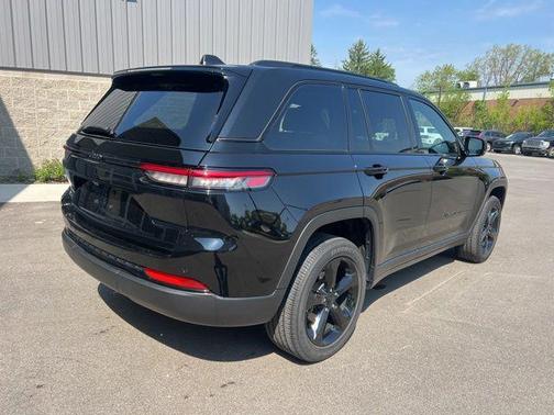 Diamond Black Crystal Pearlcoat 2022 Jeep Grand Cherokee Altitude