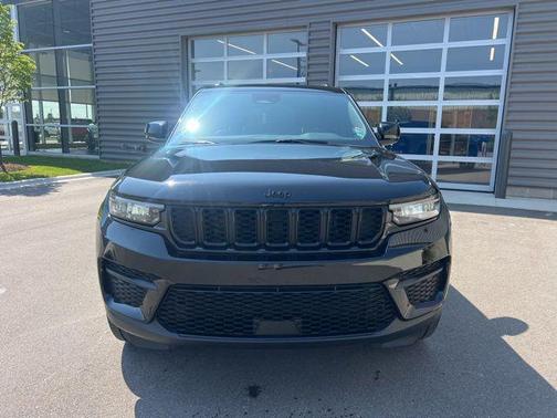 Diamond Black Crystal Pearlcoat 2022 Jeep Grand Cherokee Altitude