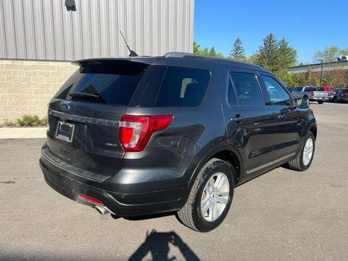 MAGNETIC METALLIC 2018 Ford Explorer XLT