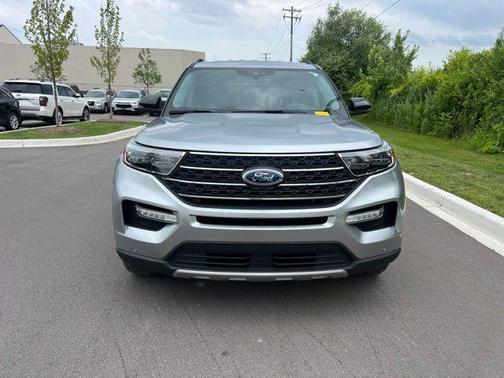 Iconic Silver Metallic 2024 Ford Explorer XLT