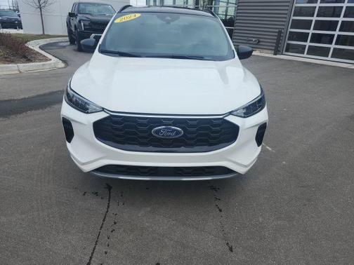 STAR WHITE METALLIC TRI-COAT 2024 Ford Escape ST-Line