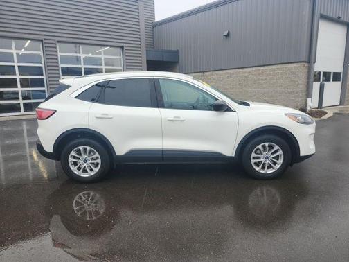 STAR WHITE METALLIC TRI-COAT 2022 Ford Escape SE
