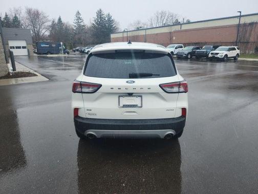 STAR WHITE METALLIC TRI-COAT 2022 Ford Escape SE