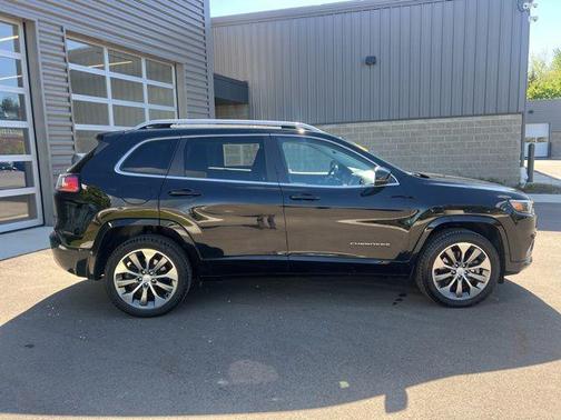 Diamond Black Crystal Pearlcoat 2019 Jeep Cherokee Overland