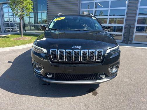 Diamond Black Crystal Pearlcoat 2019 Jeep Cherokee Overland