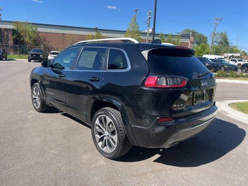 Diamond Black Crystal Pearlcoat 2019 Jeep Cherokee Overland
