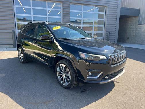 Diamond Black Crystal Pearlcoat 2019 Jeep Cherokee Overland
