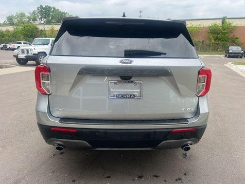 ICONIC SILVER METALLIC 2023 Ford Explorer XLT