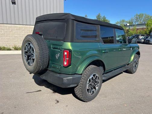 ERUPTION GREEN METALLIC 2022 Ford Bronco Outer Banks