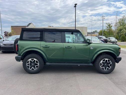 ERUPTION GREEN METALLIC 2022 Ford Bronco Outer Banks