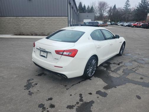 Bianco 2018 Maserati Ghibli S Q4