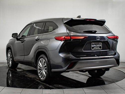 2023 Toyota Highlander Hybrid Platinum