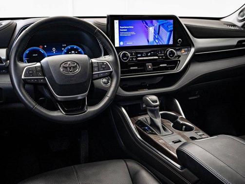 2023 Toyota Highlander Hybrid Platinum