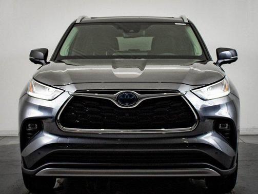 2023 Toyota Highlander Hybrid Platinum