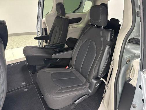 Silver Mist Clearcoat 2022 Chrysler Voyager LX