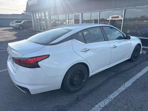 Glacier White 2021 Nissan Altima 2.5 S