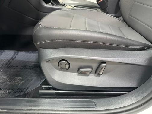 Pure White 2023 Volkswagen Taos 1.5T SE