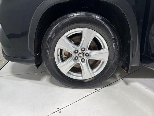 Midnight Black Metallic 2021 Toyota Highlander L